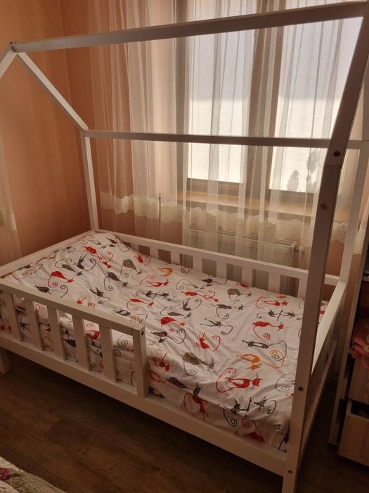Ліжко з масиву. Дуже гарної якості.
