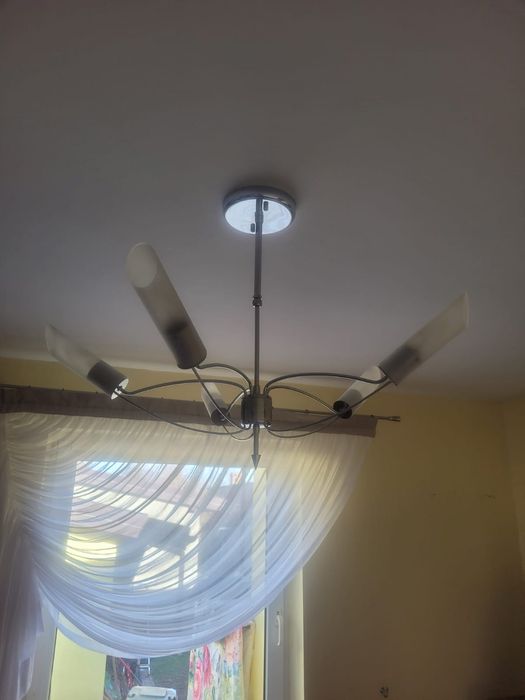 Żyrandol z mlecznymi kloszami