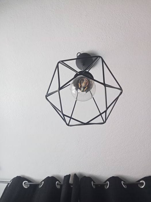 Candeeiro de Teto Industrial Geométrico em Metal Preto + Lâmpada de Filamento