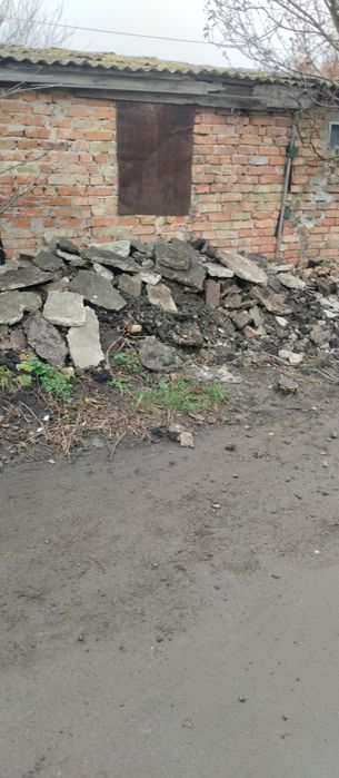 Куски шматки бетону на підсипку