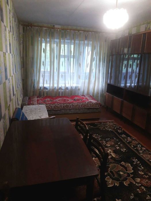 2к Проспект Миру , Виставка ,колонка, двостороння,не кутова, житловий стан,Балкон