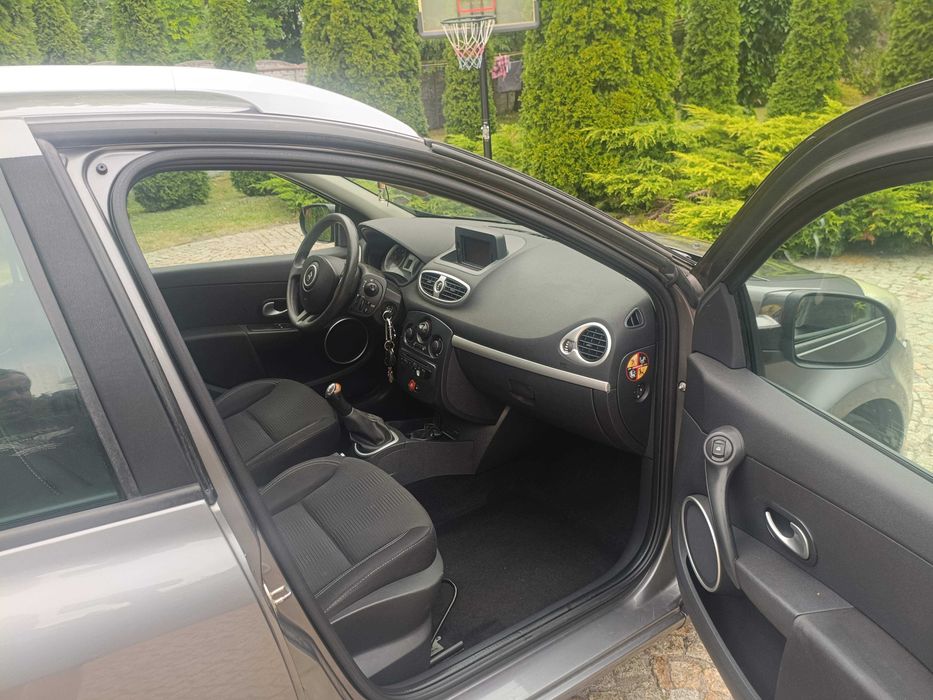 Renault Clio.   .