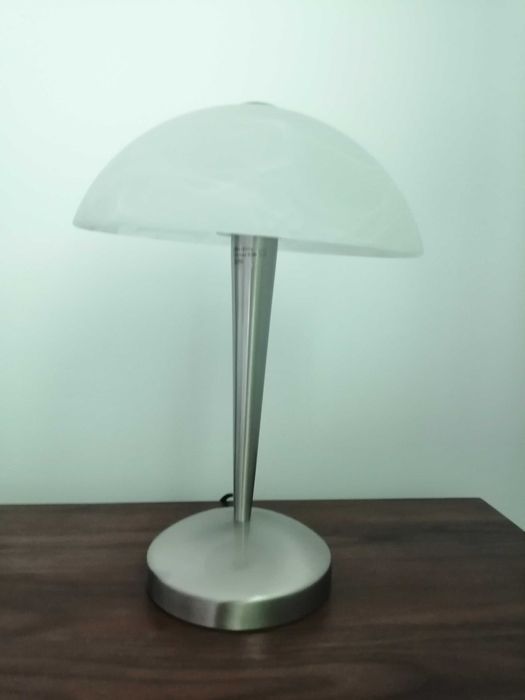 Candeeiro inox escovado e vidro translúcido.