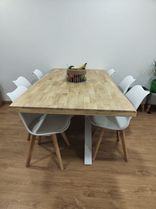 Mesa de jantar e cadeiras