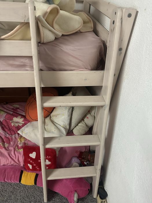 Cama de criança com escorrega