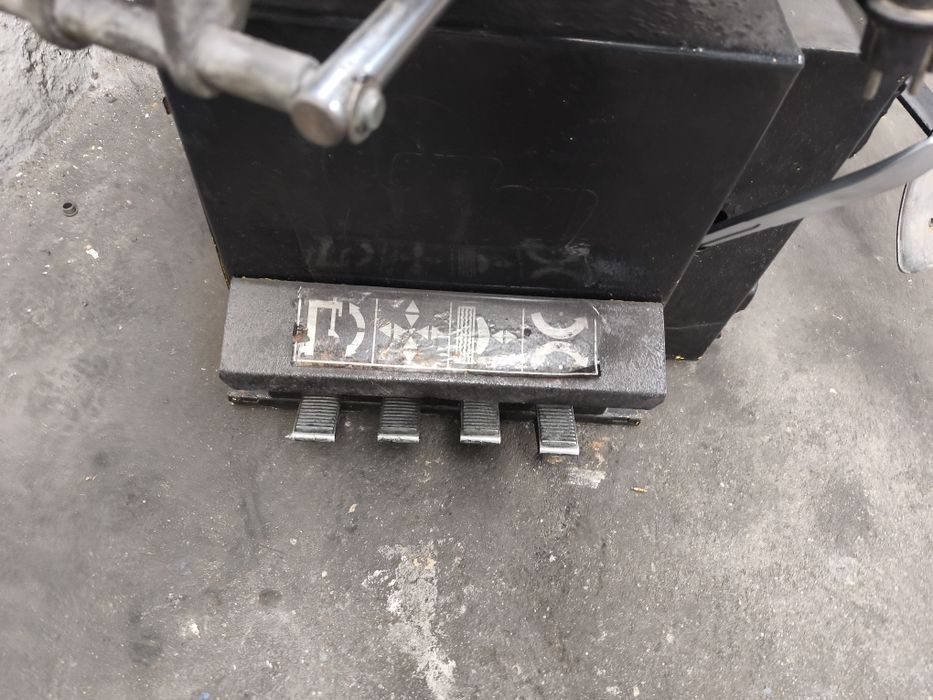 Máquina de montar /desmontar pneus e calibrar