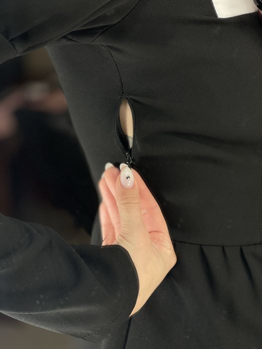 Платье черное.