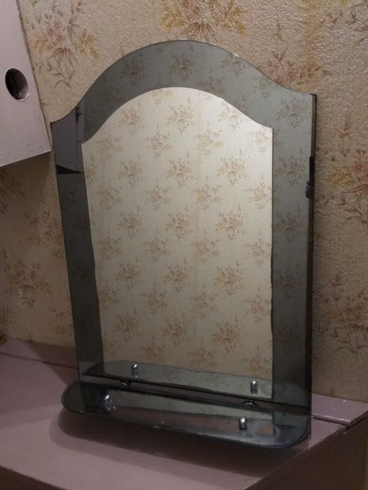 Зеркало с полочкой