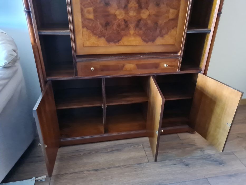 Móvel estilo neoclássico em cerejeira