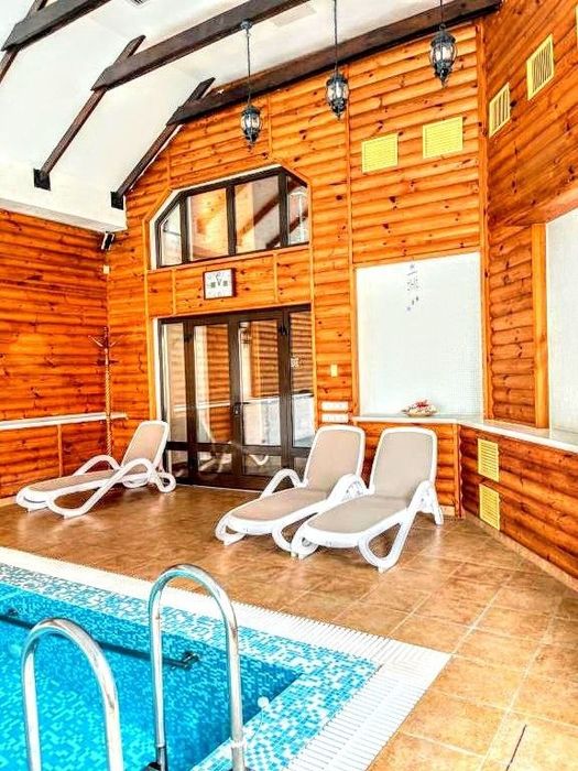 62 Будинок з великий теплим басейном