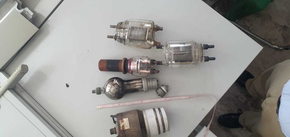 Válvulas electrónicas de potência antigas de emissores rádio