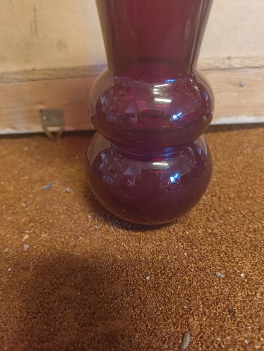 Rubinowy wazon z PRL-U