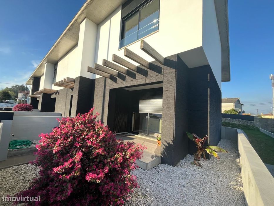 Moradia T3 nova com 2 garagens, terraço e jardim em Vila de Prado