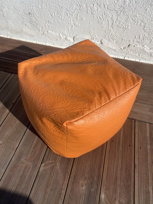 Pufe quadrado em bom estado