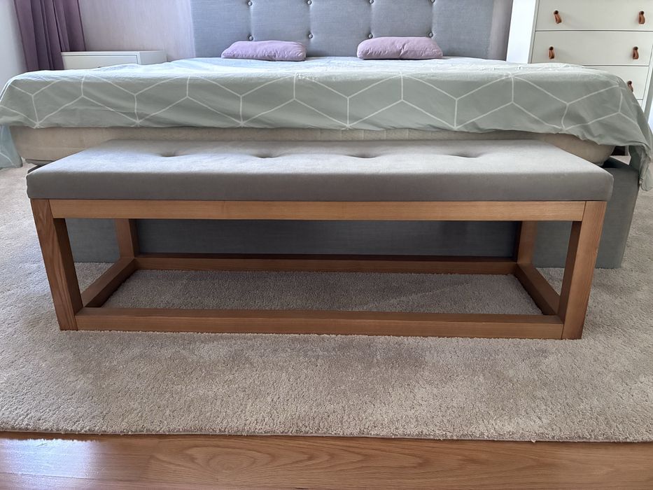 Cama, colchão, banqueta e tapete