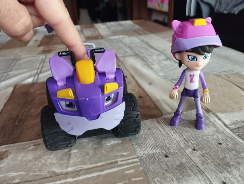 Rev & Roll Vehicles with Figure64730004315907123