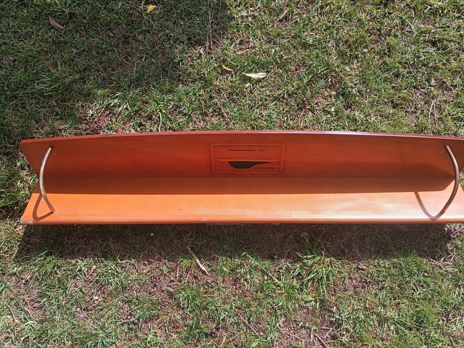 Estante em madeira maciça cerejeira aplicação á parede, motivos dourados.
Medidas: 152/20/25cm altur