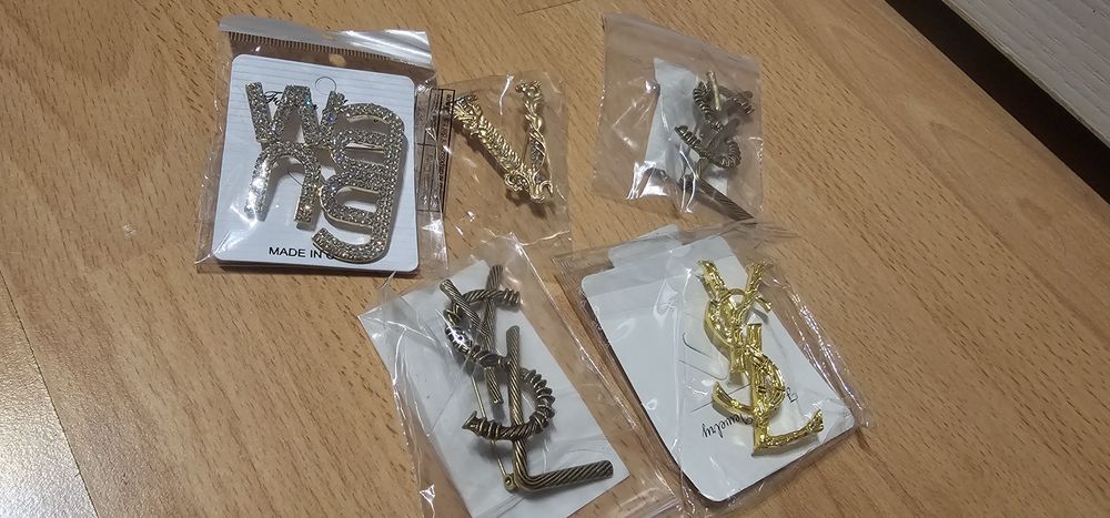 Broszka logo ysl vic wang gold 1szt.