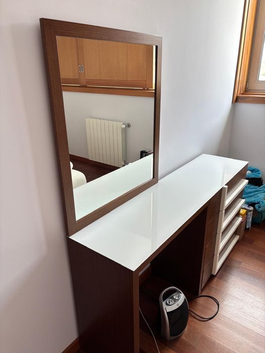 Cómoda de quarto com espelho