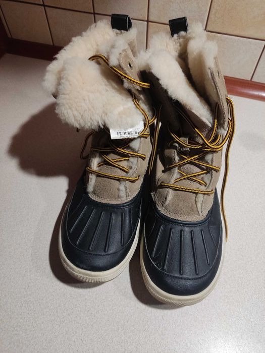 Buty damskie zimowe Nike rozmiar 38 EUR/24 CM, beżowe