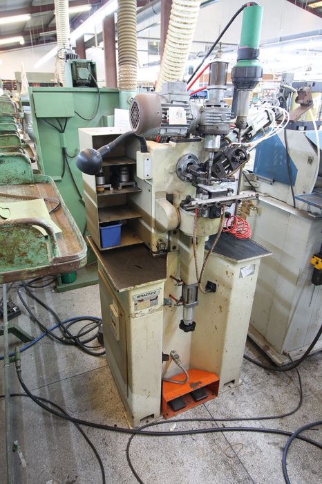 Máquina de aplicar viras Benazzato para a indústria do calçado