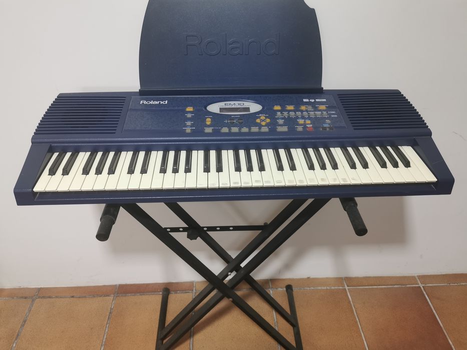 Órgão de teclas com suporte de pé