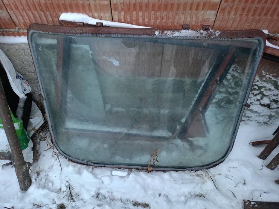 Przednia szyba C330.C328