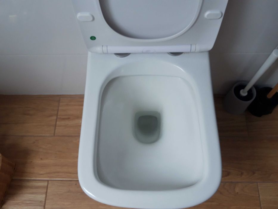 Miska wisząca jak nowa WC Bravia bezkołnierzowa deska wolnoopadająca