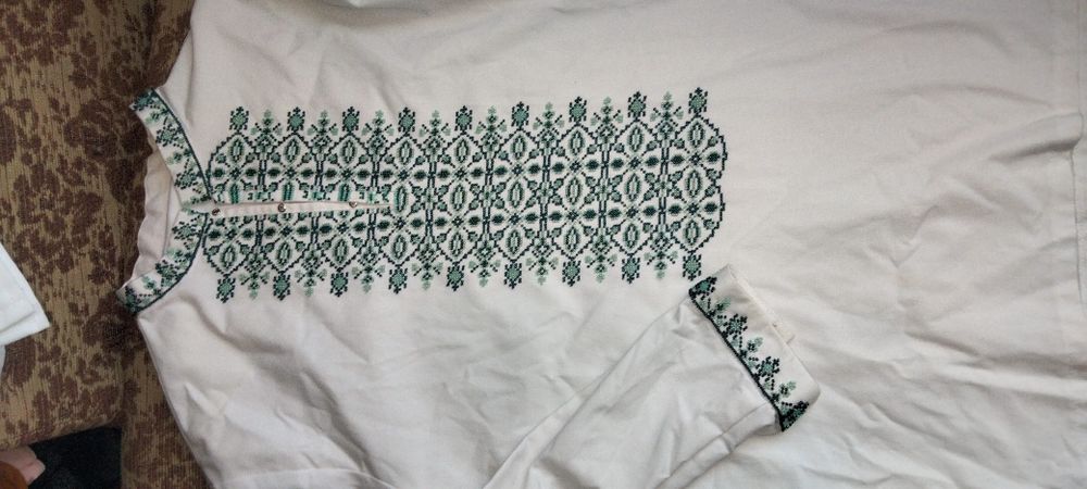 Парні вишиванки жіноча і чоловіча