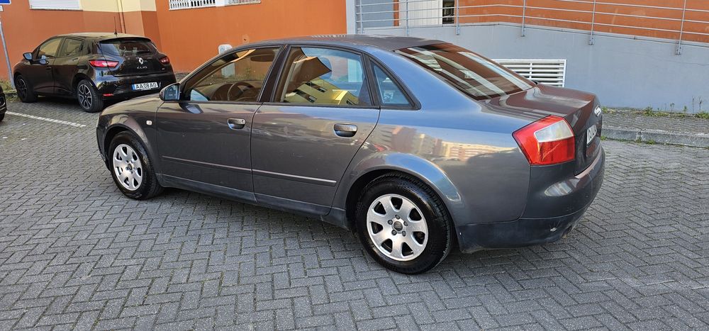 Audi A4 1.6 gasolina impecável 02