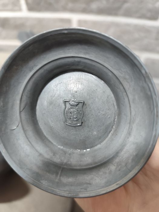 Набір олов'яних глечиків з клеймом.