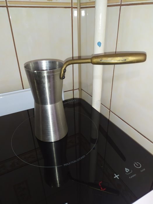 Кофеварка из нержавеющей стали.