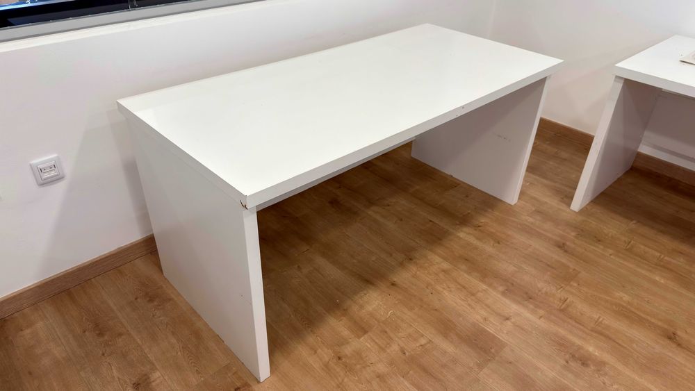 2 secretárias brancas