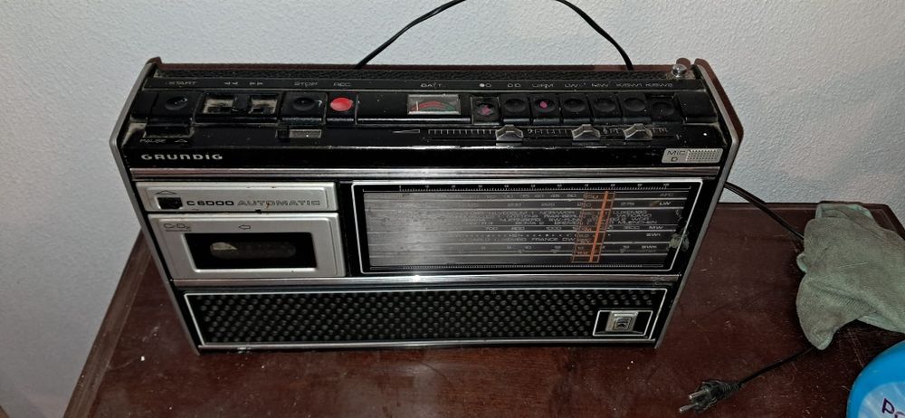Radio/ gravador e leitor de cassetes  antigo