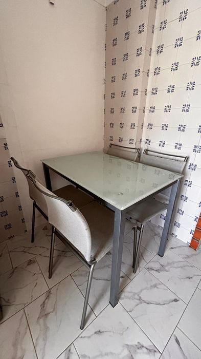 Mesa de jantar com 4 cadeiras