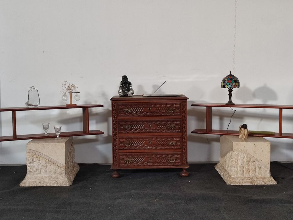 Cómoda madeira escura