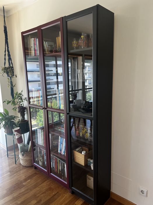 Estante IKEA Billy Preta com Porta de Vidro Oxberg (40x30x202 cm)