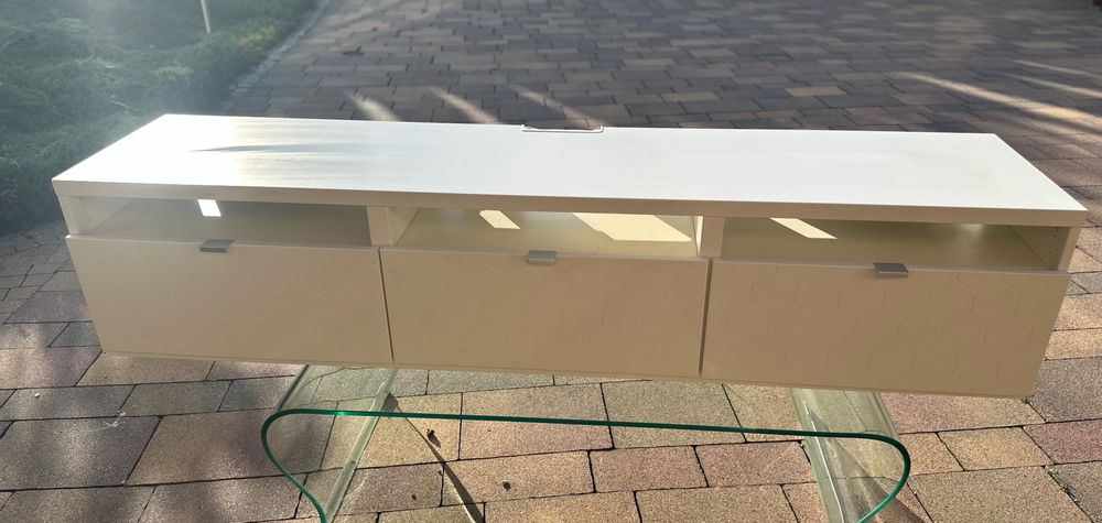 Szafka pod TV Besta biała, fronty plaster miodu 3 szuflady, 3 półki