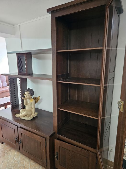 Móvel com vitrine