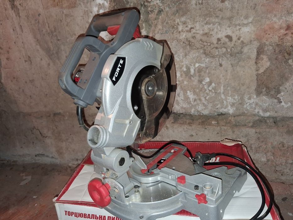 Пила торцювальна Forte MS-210