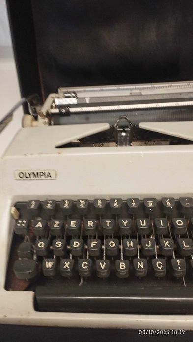 Maquina de escrever Olympia com mala