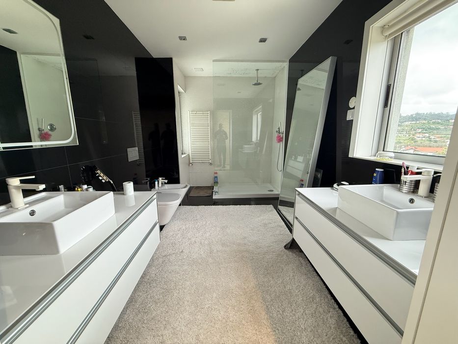 Vivenda V3 Moderna com Piscina, Jardim e Totalmente Mobilada