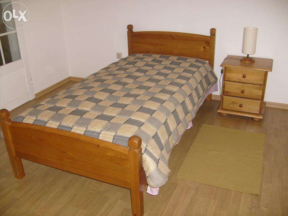 Cama + Colchão + Mesa de cabeceira