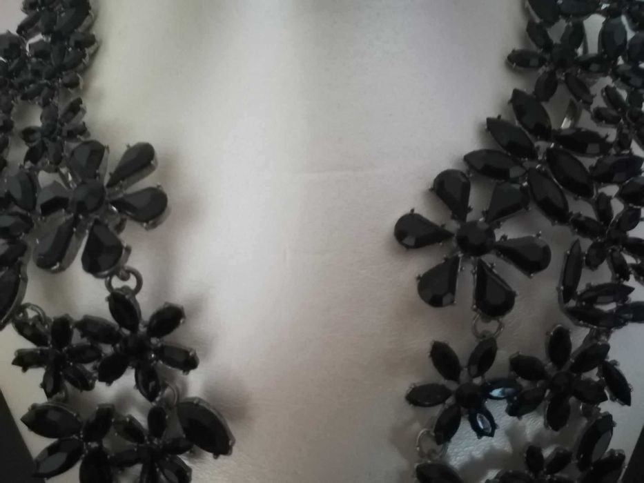 Gargantilha metálica com pedraria