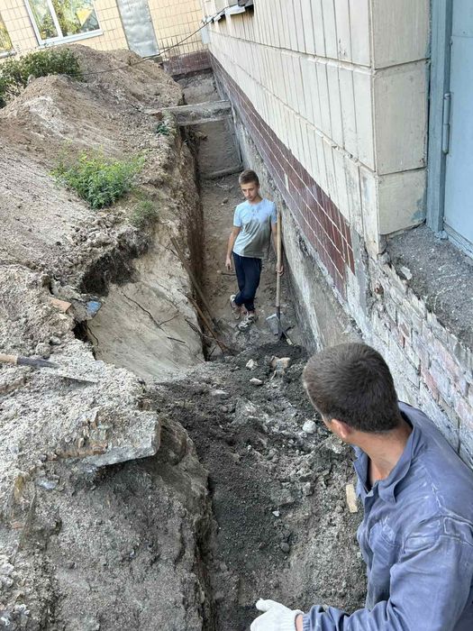 Прибирання ділянки, демонтаж, вивіз сміття, земляні роботи