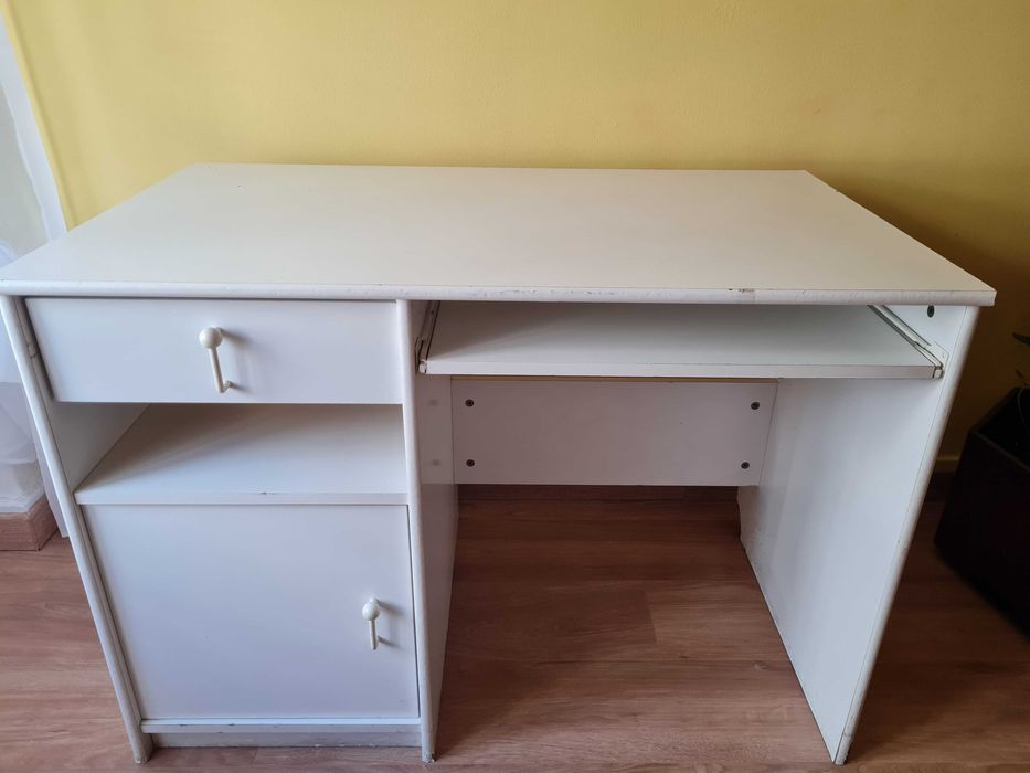 Ampla secretária em madeira lacada a branco e com muita arrumação