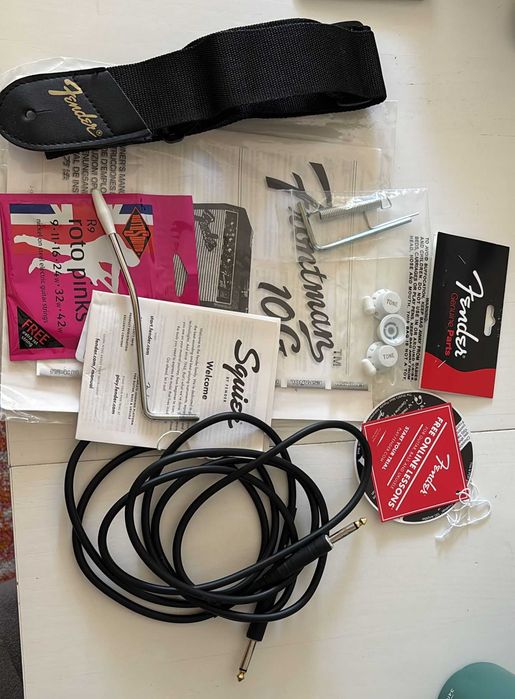 Guitarra Squier Stratocaster + Ampli Fender Frontman 10G (pack completo)