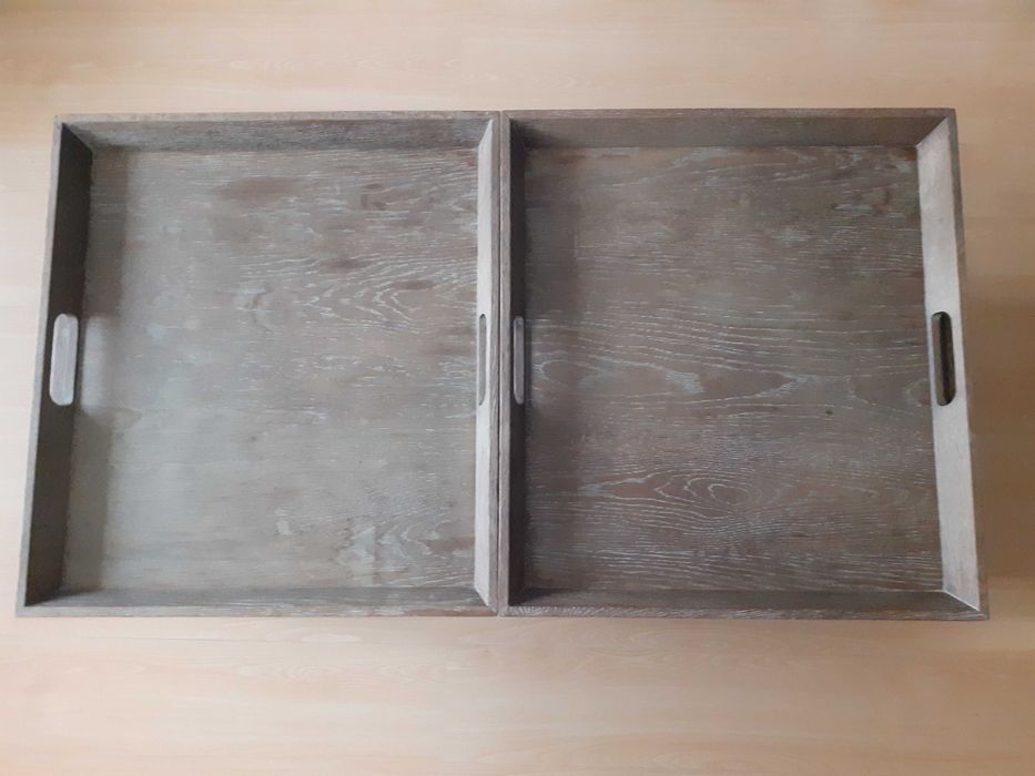 Mesa de centro pés de metal e tabuleiros em madeira design