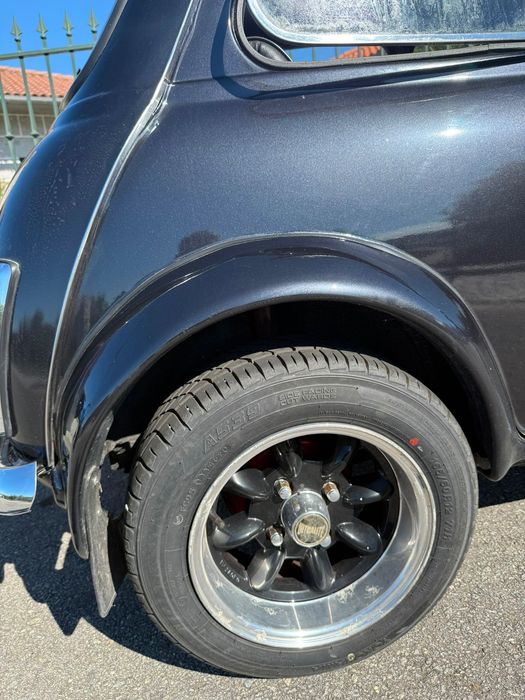 Carro clássico Mini 1000
