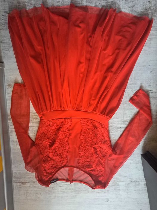 Sukienka tiulowa czerwona M/ L Boohoo